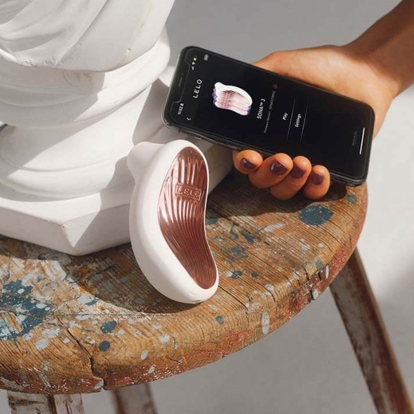 LELO Sona 3 Clitoris Massager - White with mobile apps connectedd